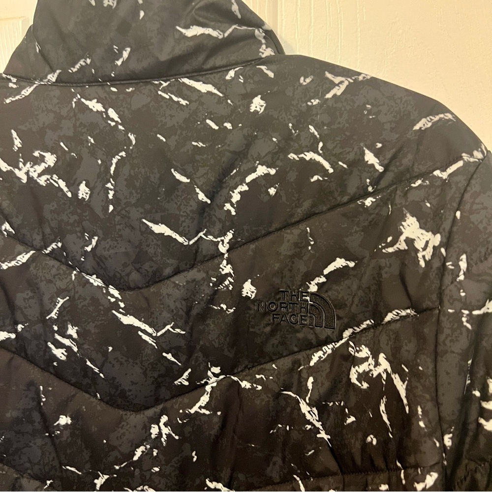 The North Face Women's Black and White Patterned Puffer Jacket - Picture 6 of 10